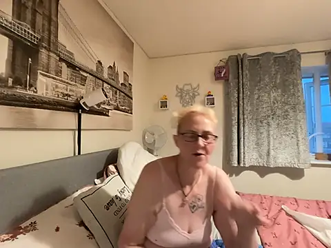 Curvy-Jinx stripchat live cam model