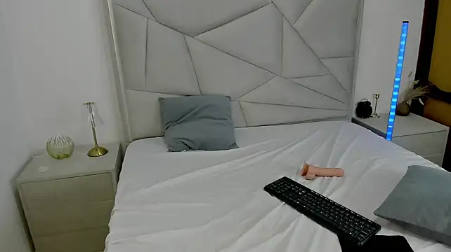 Charlotte207 stripchat live cam model