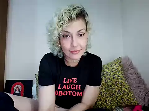 MariLouM stripchat live cam model