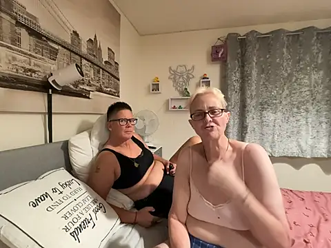 Curvy-Jinx stripchat live cam model