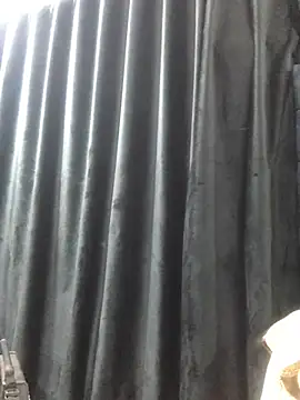 Kivelle28 stripchat live cam model