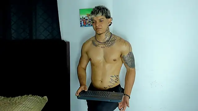 Noah__Browm stripchat live cam model