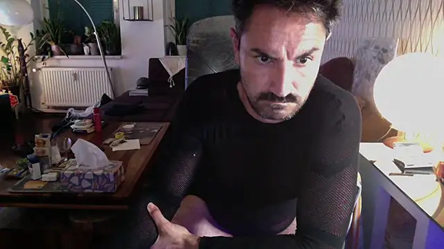 tomz0819 stripchat live cam model