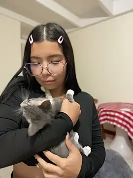 maaddyXXX stripchat live cam model