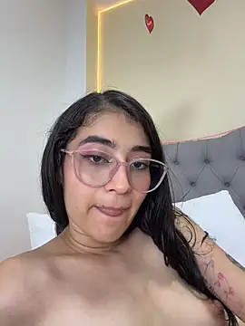 LunaBloon stripchat live cam model