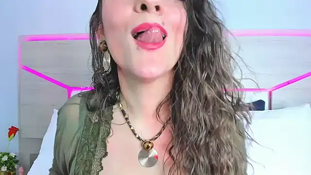 GinnaGrece stripchat live cam model