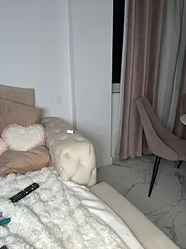 CurvyBlondiee stripchat live cam model