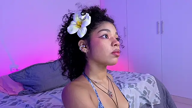 lucie_petite stripchat live cam model