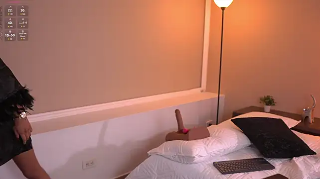Naomi_Silk stripchat live cam model