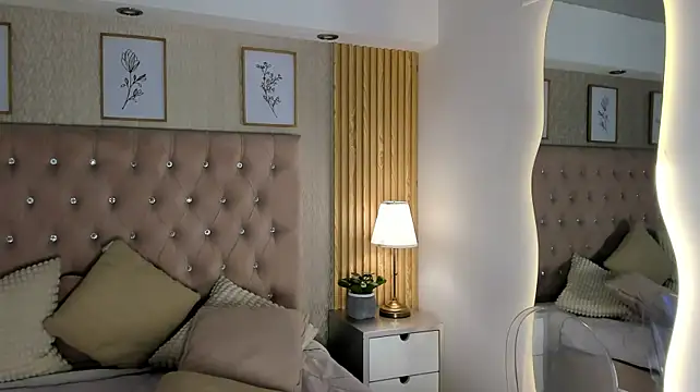 KamyGlam stripchat live cam model