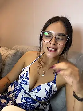 EmmaCurvyy stripchat live cam model