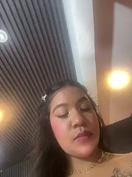 MiaWolton stripchat live cam model