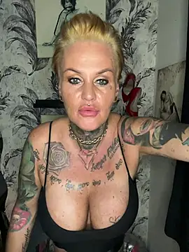 InkedMissLaBaehm stripchat live cam model
