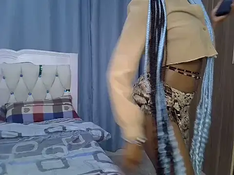 Petitedolliey stripchat live cam model
