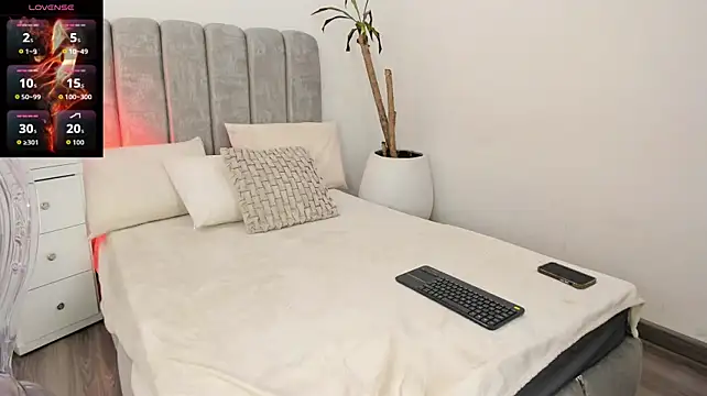 delarouss stripchat live cam model