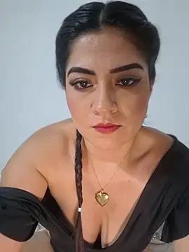 NahomyAdams stripchat live cam model