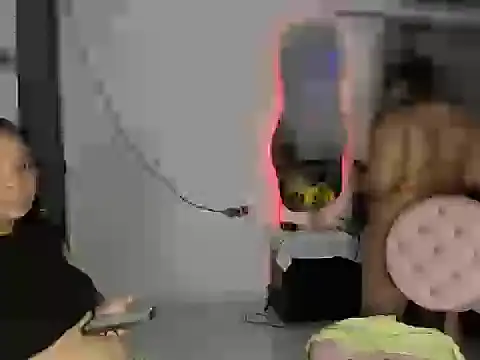 la_pequena_culona stripchat live cam model