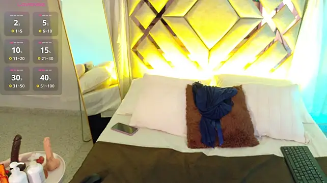 MilaMonroeX stripchat live cam model