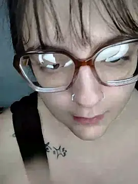 daphneev stripchat live cam model