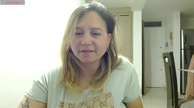 LauraReeves stripchat live cam model