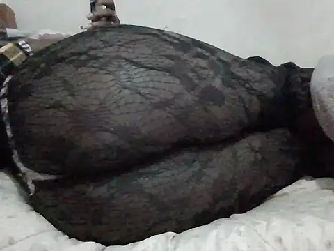 pinky-lip stripchat live cam model