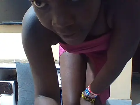 Pretty-Leaa stripchat live cam model