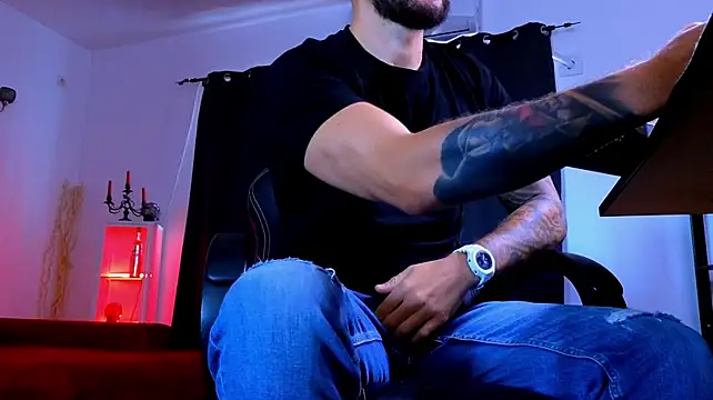 MightyAaron66 stripchat live cam model