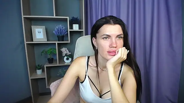 MilaLoona stripchat live cam model