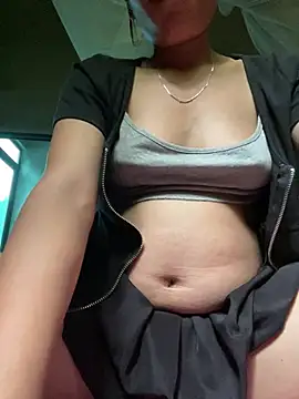 Uyen-nhu stripchat live cam model