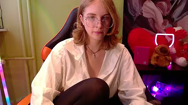 juicyPenny stripchat live cam model