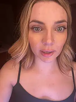 Gigisbooty stripchat live cam model
