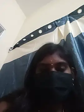Keerthi_143 stripchat live cam model