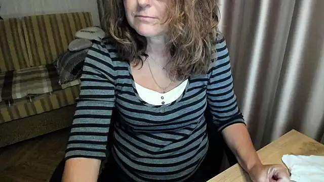 lauraoven stripchat live cam model
