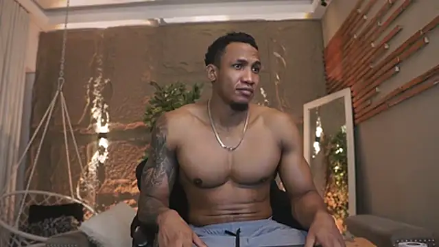 LoganVarela stripchat live cam model