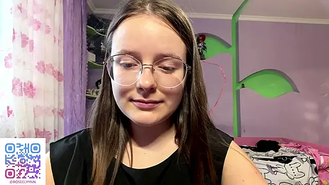 RoseLyyn stripchat live cam model
