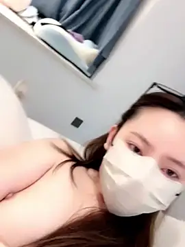 IuIo- stripchat live cam model