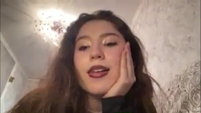 CrispyVeil stripchat live cam model