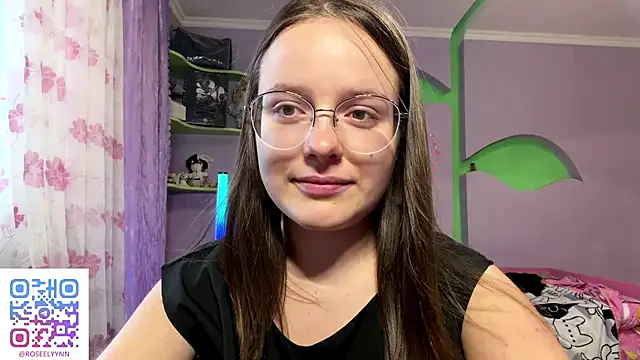 RoseLyyn stripchat live cam model