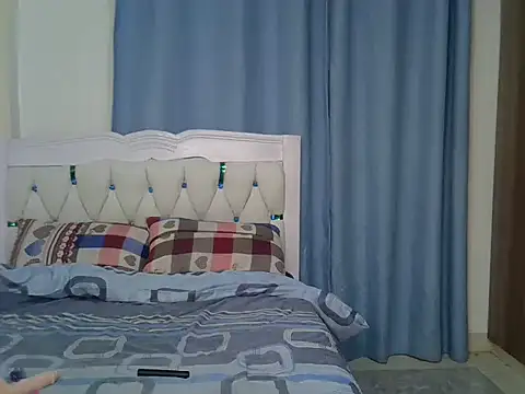 Petitedolliey stripchat live cam model