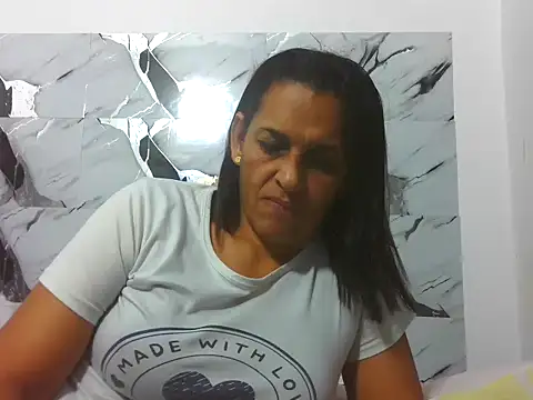latinbrunettet stripchat live cam model