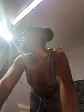 Niyirey1 stripchat live cam model