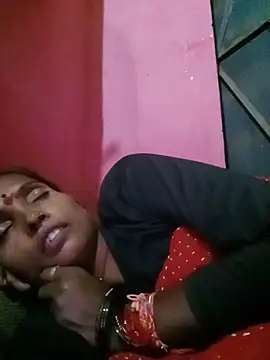 Rinee_suwanee stripchat live cam model