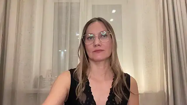 Feyoraa stripchat live cam model
