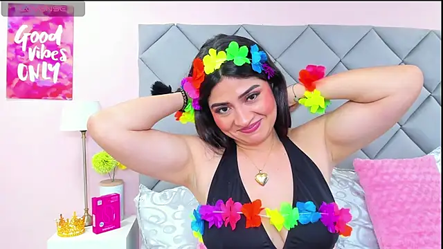 NahomyAdams stripchat live cam model