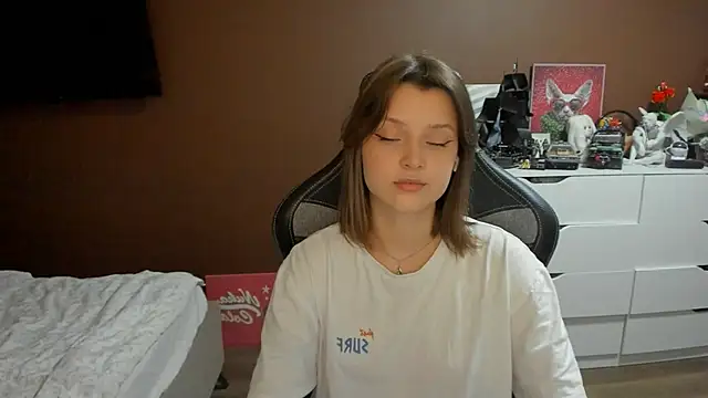 SoniNesti stripchat live cam model