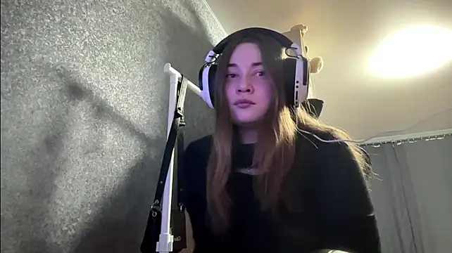 DellaSarratt stripchat live cam model