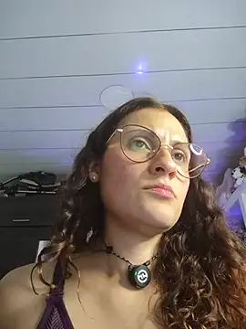 lindasyt stripchat live cam model