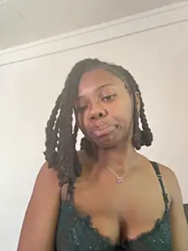 Juicyyumm stripchat live cam model