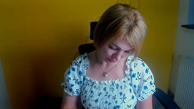 CuttieEmma stripchat live cam model