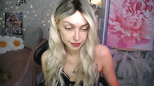 NickyAdamidi stripchat live cam model
